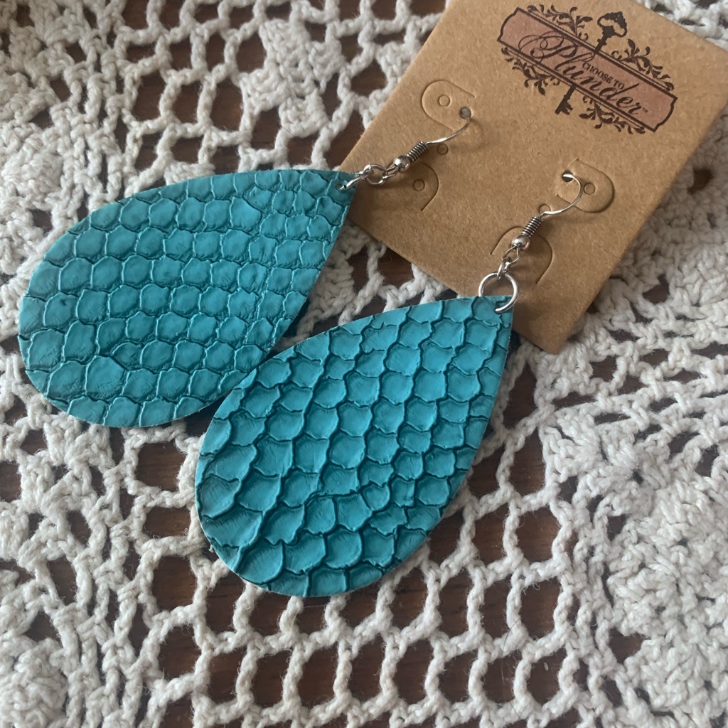 Flash Sale Turquoise Blue Pierced Earrings Lightweight & Fun!